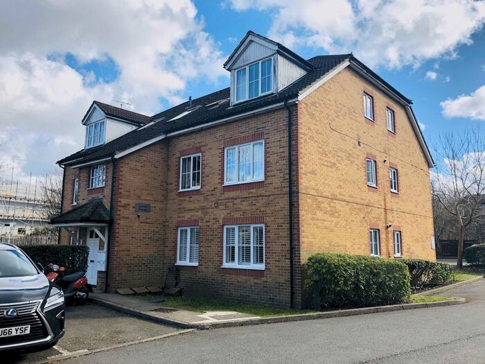 2 Bedroom Flat To Rent In Aspen Vale, Whyteleafe, Surrey, CR3