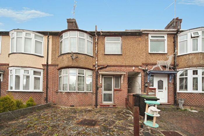 3 Bedroom Terraced House For Sale In Chester Avenue, Luton, LU4