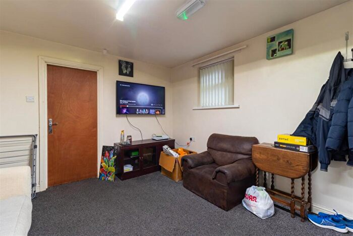3 Bedroom Flat To Rent In Cardigan Road, Hyde Park, Leeds, LS6