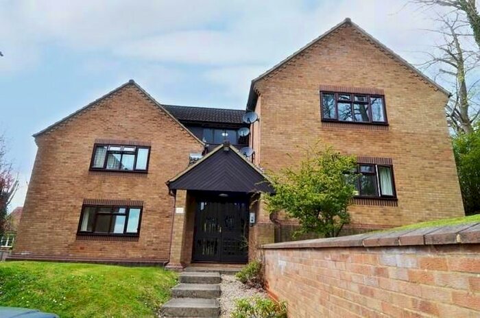 2 Bedroom Flat To Rent In High Wycombe, Buckinghamshire, HP13