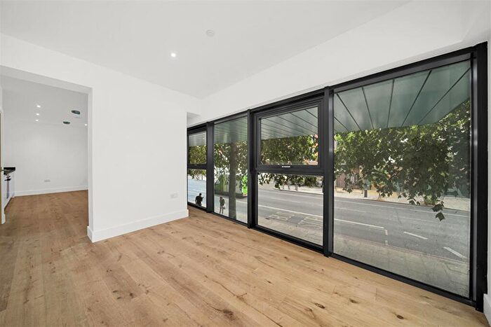 3 Bedroom Apartment To Rent In Kingsland Road, Shoreditch, E2
