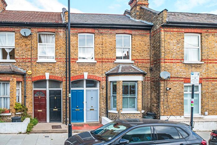1 Bedroom Maisonette For Sale In Robertson Street, London, SW8