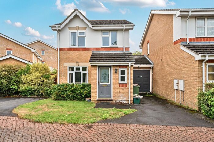 3 Bedroom Link Detached House For Sale In Duchess Close, Sutton, SM1