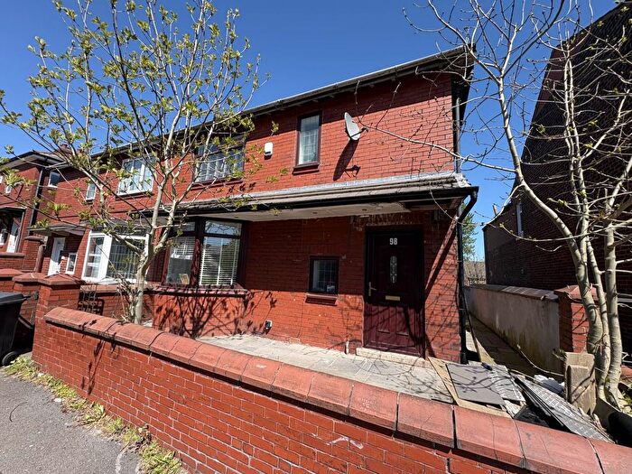 3 Bedroom Semi-Detached House For Sale In Edge Lane Road, Oldham, OL1