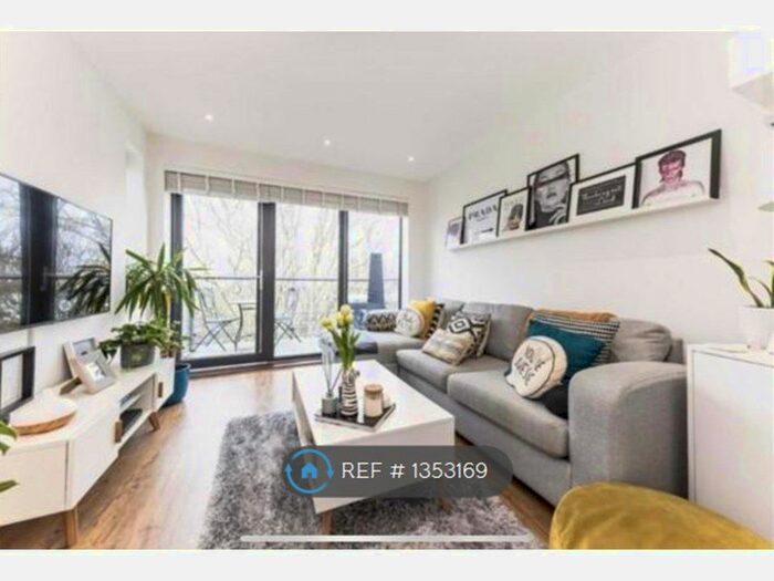 1 Bedroom Flat To Rent In Boundaries Road, London, SW12