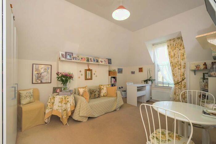 1 Bedroom Flat To Rent In Richmond Green, Surrey, TW9