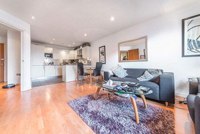 1 Bedroom Flat To Rent In Horse Shoe Court, Clerkenwell, London, EC1V