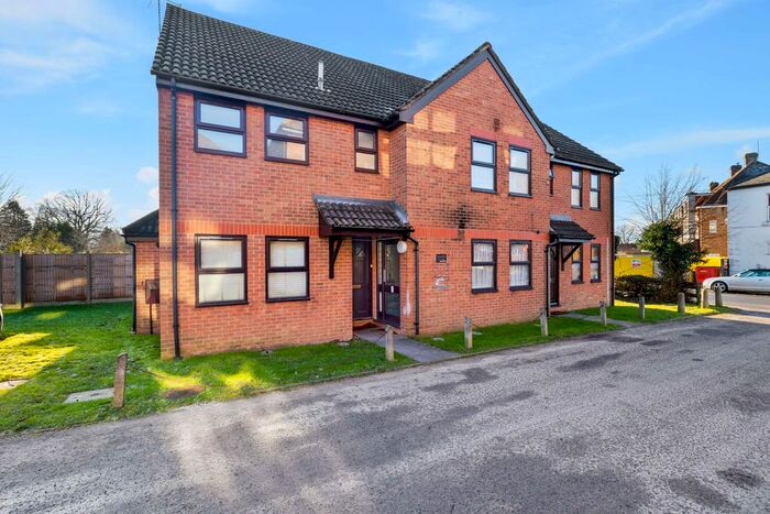 Studio To Rent In Ref: Ad - Brighton Road, Horley, RH6