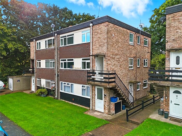 2 Bedroom Flat For Sale In St. Lawrence Gardens, Leigh-On-Sea, Essex, SS9