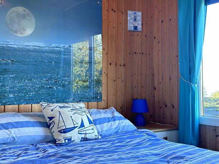 2 Bedroom Chalet For Sale In Sea Valley, Buck`s Cross, EX39