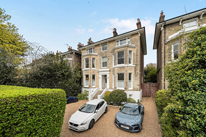 3 Bedroom Apartment For Sale In St. Johns Park, London, SE3
