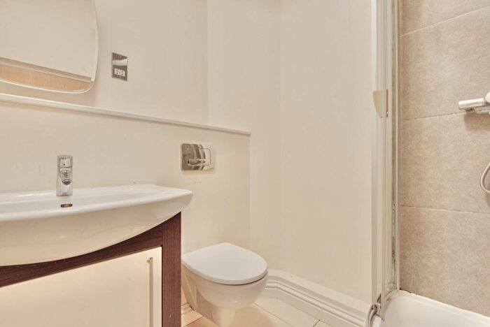 2 Bedroom Apartment To Rent In High Street, Slough, SL1