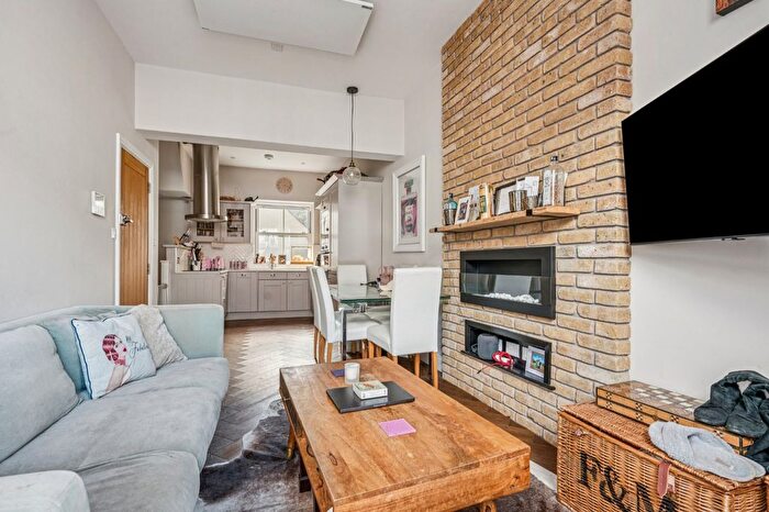 2 Bedroom Flat To Rent In Munster Road, Parsons Green, SW6