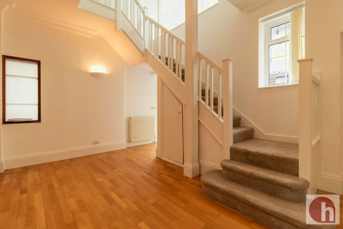 5 Bedroom Semi-Detached House To Rent In Hodford Road, Golders Green, NW11