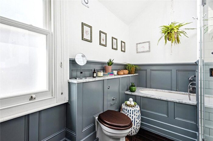 2 Bedroom Apartment For Sale In Thirsk Road, London, SW11
