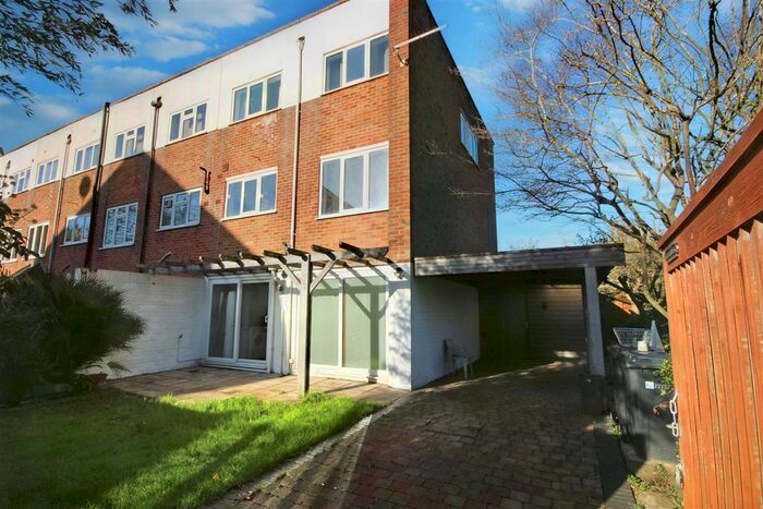 5 Bedroom Town House To Rent In Lindfield Gardens, Guildford, GU1