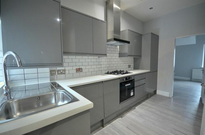 2 Bedroom Flat To Rent In Ballards Lane, Finchley Central, London, N3