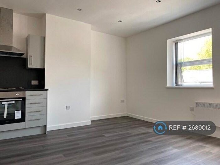 2 Bedroom Flat To Rent In Reddish Lane, Manchester, M18