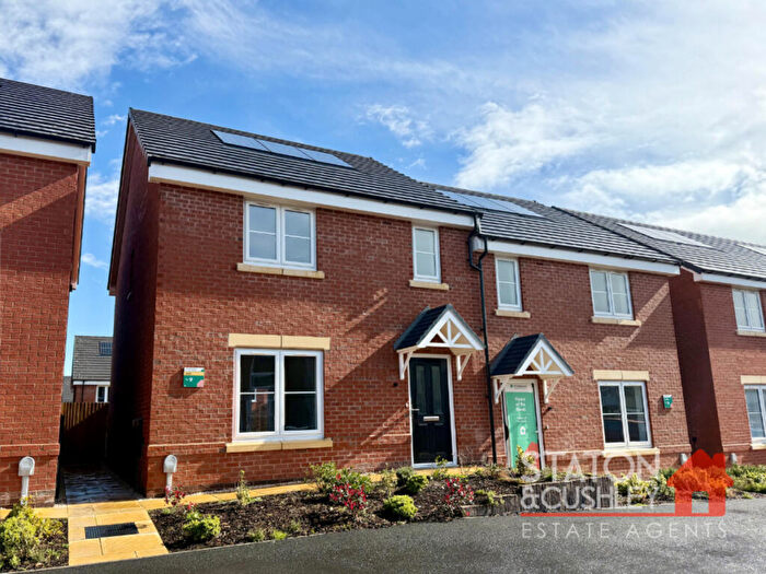 3 Bedroom Semi Detached House For Sale In Broomhill Lane, Mansfield, NG19