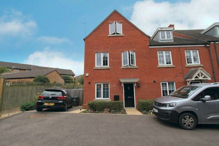 5 Bedroom Town House To Rent In Saffron Close, Banbury, Oxon, OX16