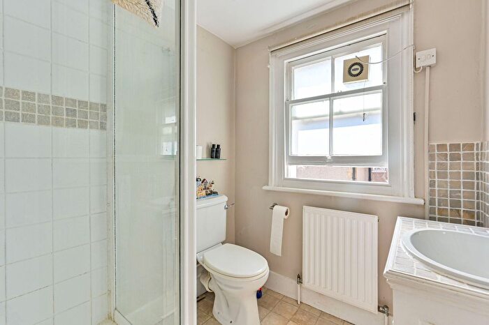 3 Bedroom Flat To Rent In Barons Court, London, W14