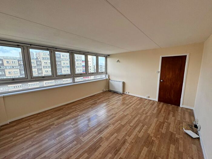 2 Bedroom Flat To Rent In Lucas Court, Strasburg Road, London, SW11