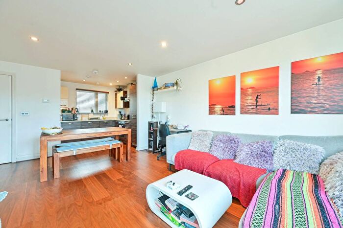 1 Bedroom Flat For Sale In Boyson Road, Elephant And Castle, London, SE17