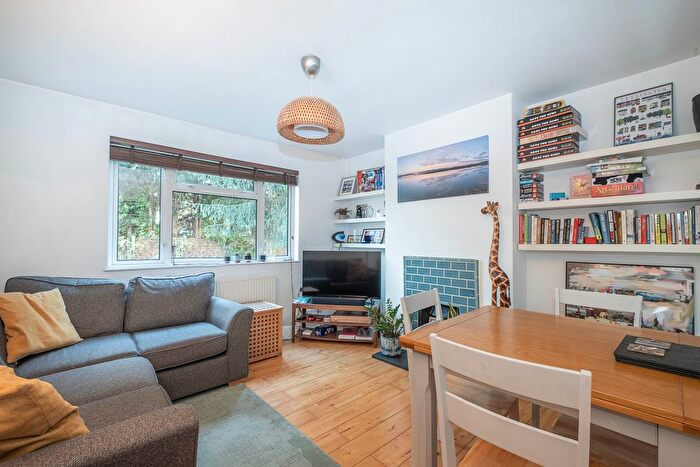 2 Bedroom Flat For Sale In Park Close, Kingston Upon Thames, KT2