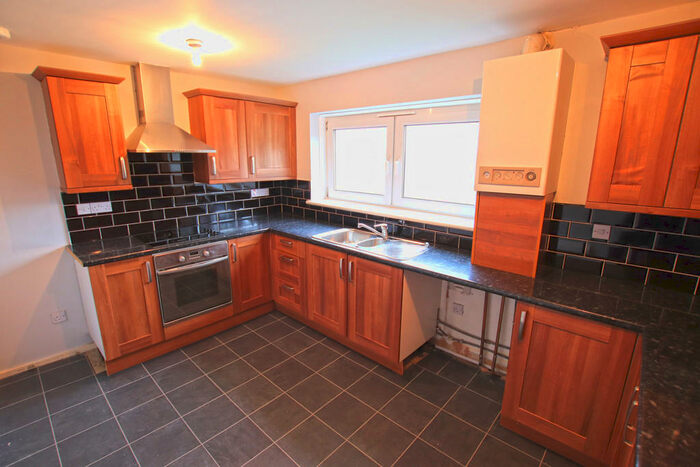 3 Bedroom Apartment To Rent In Montgomery Avenue, Gallowhill, PA3