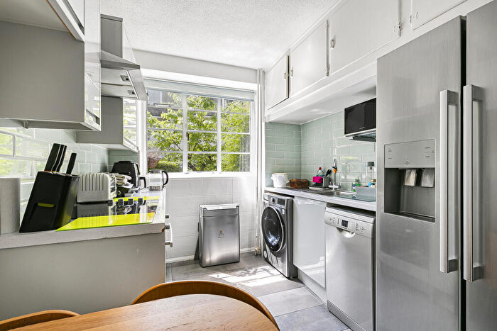 1 Bedroom Flat For Sale In St Ivian Court, Colney Hatch Lane, Muswell Hill, London, N10