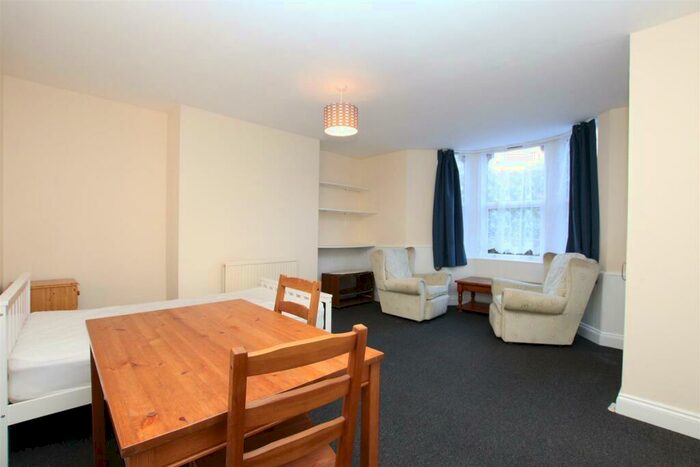 Flat To Rent In Newbridge Road, Bath, BA1