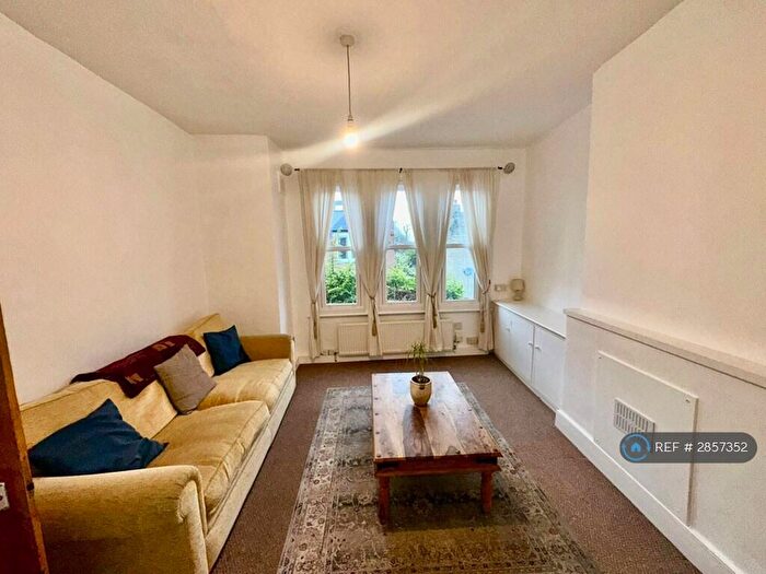 2 Bedroom Flat To Rent In Deerdale Road, London, SE24