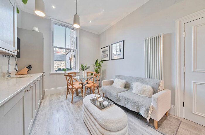 2 Bedroom Flat For Sale In Finborough Road, London, SW10