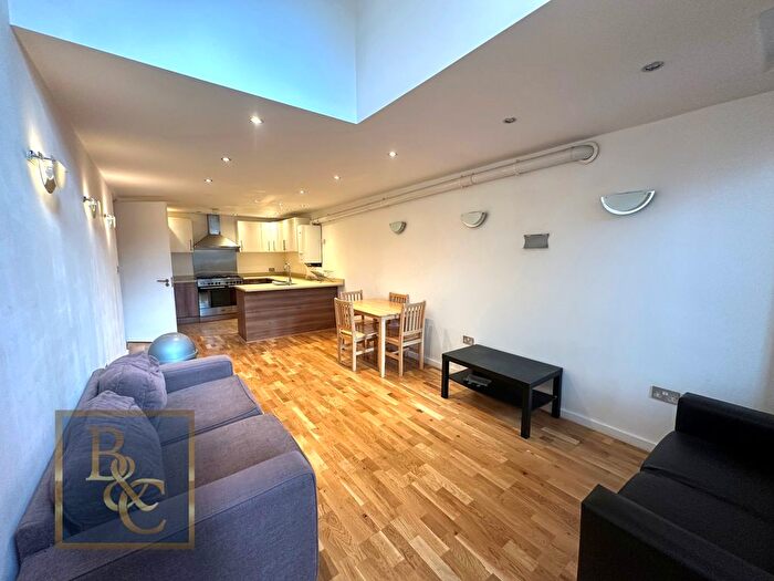 3 Bedroom Maisonette For Sale In St. John's Way, Archway, N19