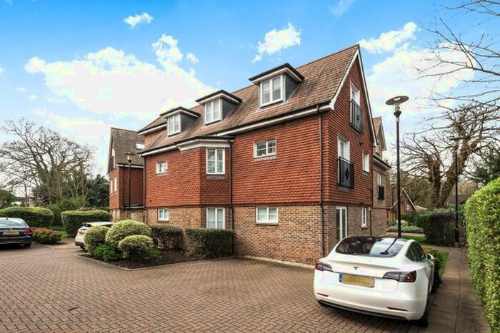 2 Bedroom Flat To Rent In Stretton Court, Wey Road, Weybridge, KT13