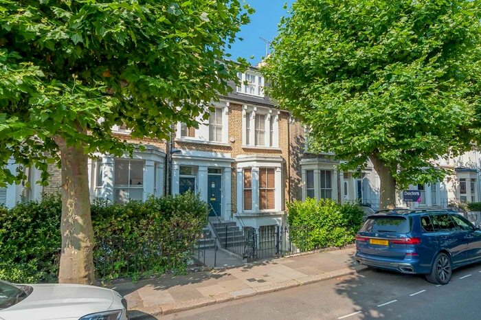 3 Bedroom Flat To Rent In Barclay Road, London, SW6