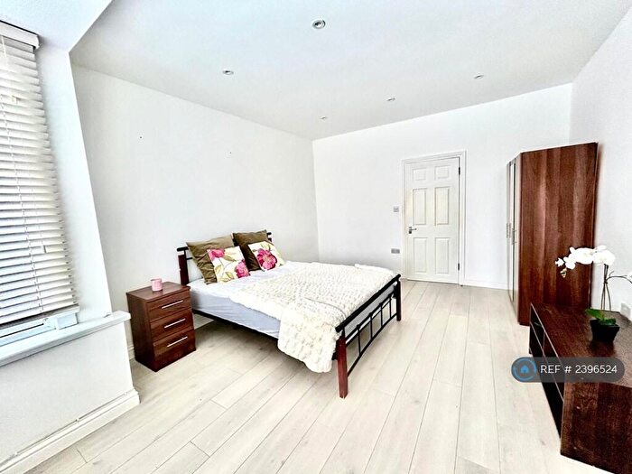 Studio To Rent In Watford Way, London, NW4