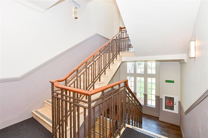 1 Bedroom Flat For Sale In Lesbourne Road, Reigate, Surrey, RH2