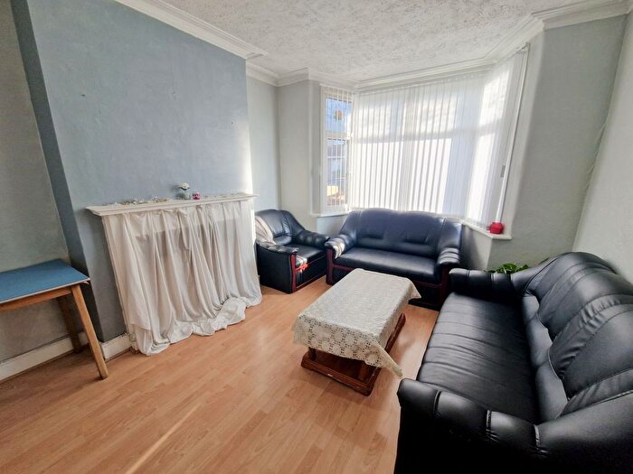 3 Bedroom Detached House To Rent In Gordon Road, Chadwell Heath, Essex, Db, Uk, RM6