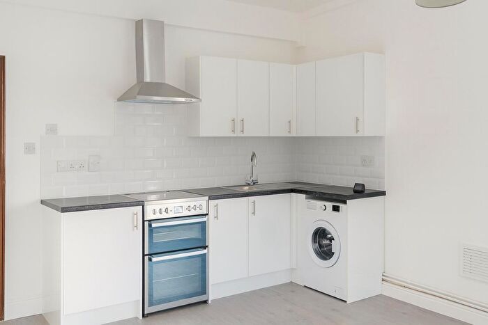 2 Bedroom Flat To Rent In Amy Road, Oxted, RH8