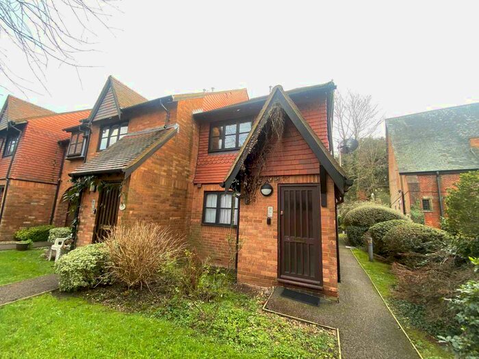 1 Bedroom Flat To Rent In Church Walk, Bushey, WD23