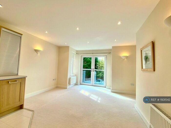 2 Bedroom Flat To Rent In The Avenues, Exmouth, EX8