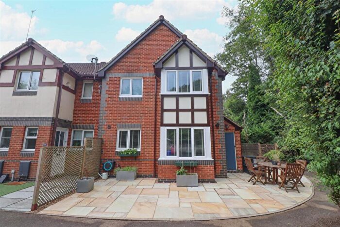 1 Bedroom End Of Terrace House For Sale In Lyndsey Close, Farnborough, GU14