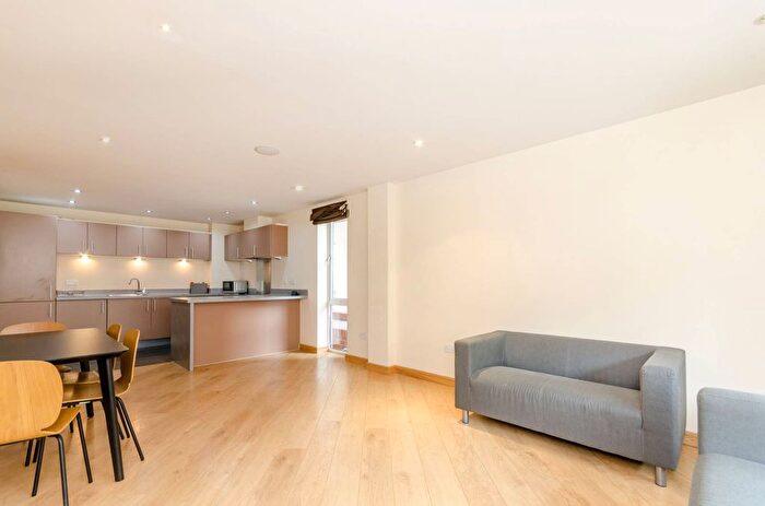 2 Bedroom Flat For Sale In Printing House Square, Guildford, GU1