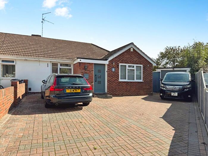 3 Bedroom Bungalow For Sale In Frampton Close, Woodley, Reading, RG5