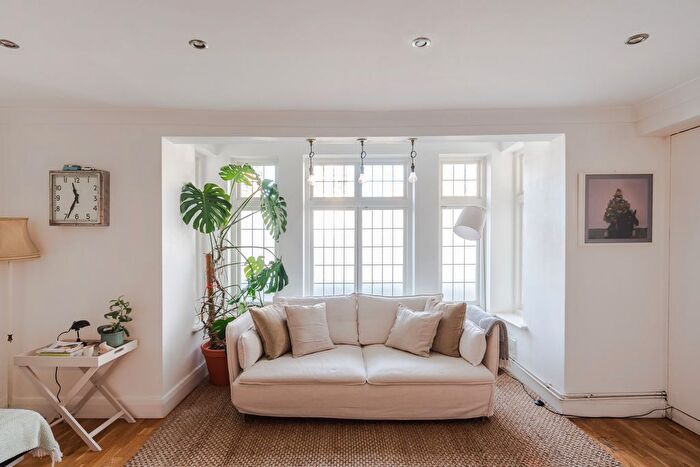 3 Bedroom Flat For Sale In Clapham Road, London, SW9