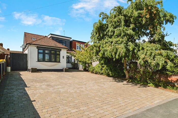 3 Bedroom Bungalow For Sale In Wingletye Lane, Hornchurch, Essex, RM11