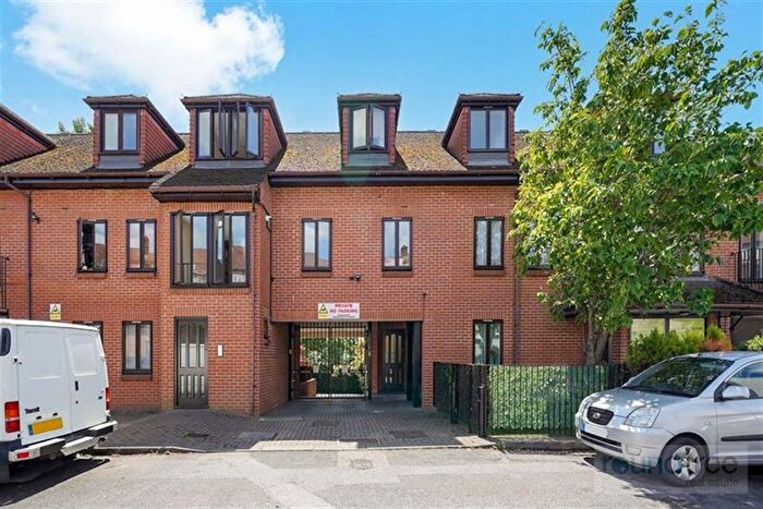 1 Bedroom Flat For Sale In Sovereign House, Scout Way, NW7