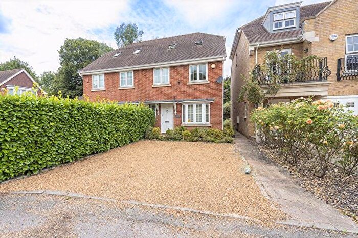 3 Bedroom Semi-Detached House To Rent In Kingsway Mews: Luxury Bedroom Townhouse £pcm Available Rd December, SL2