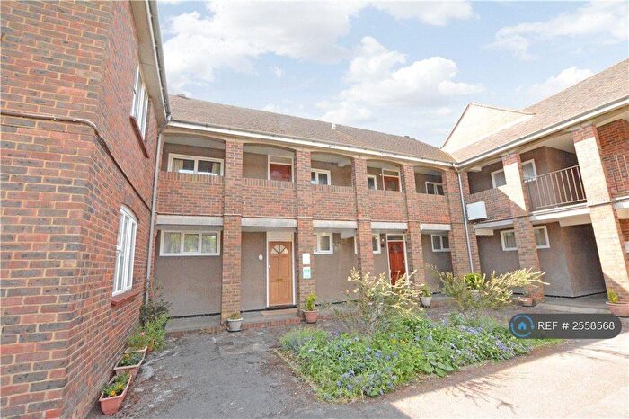 1 Bedroom Flat To Rent In Yew Tree Close, Beaconsfield, HP9
